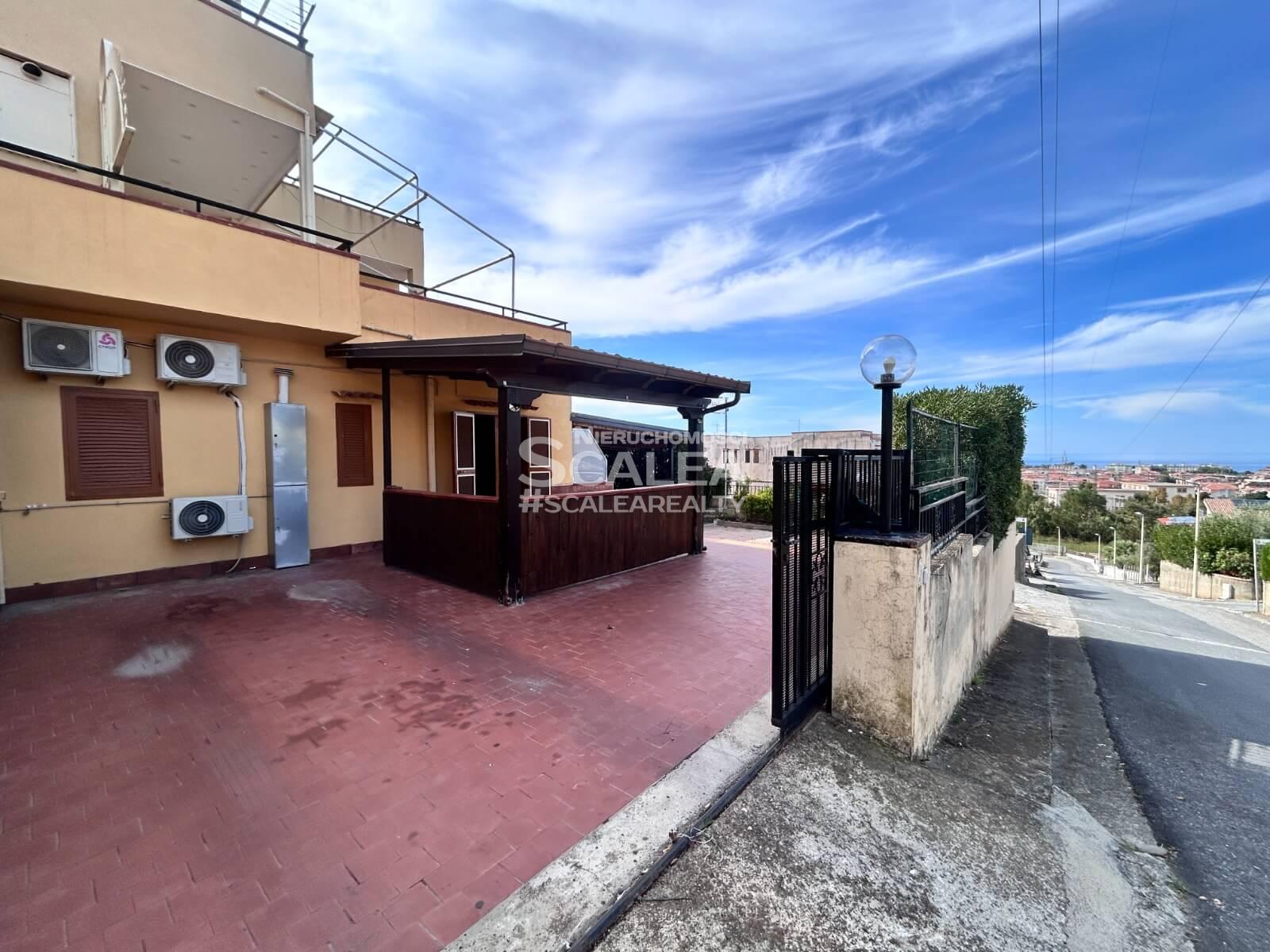 Apartament z widokiem na morze i ogrodem w centrum Scalea