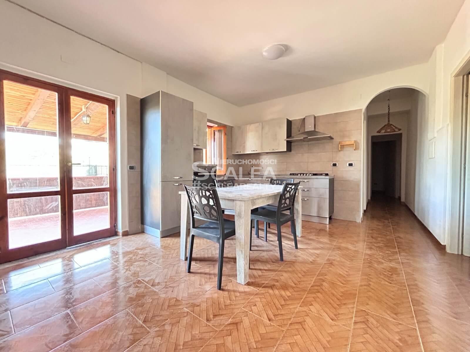 Apartament z widokiem na morze i ogrodem w centrum Scalea