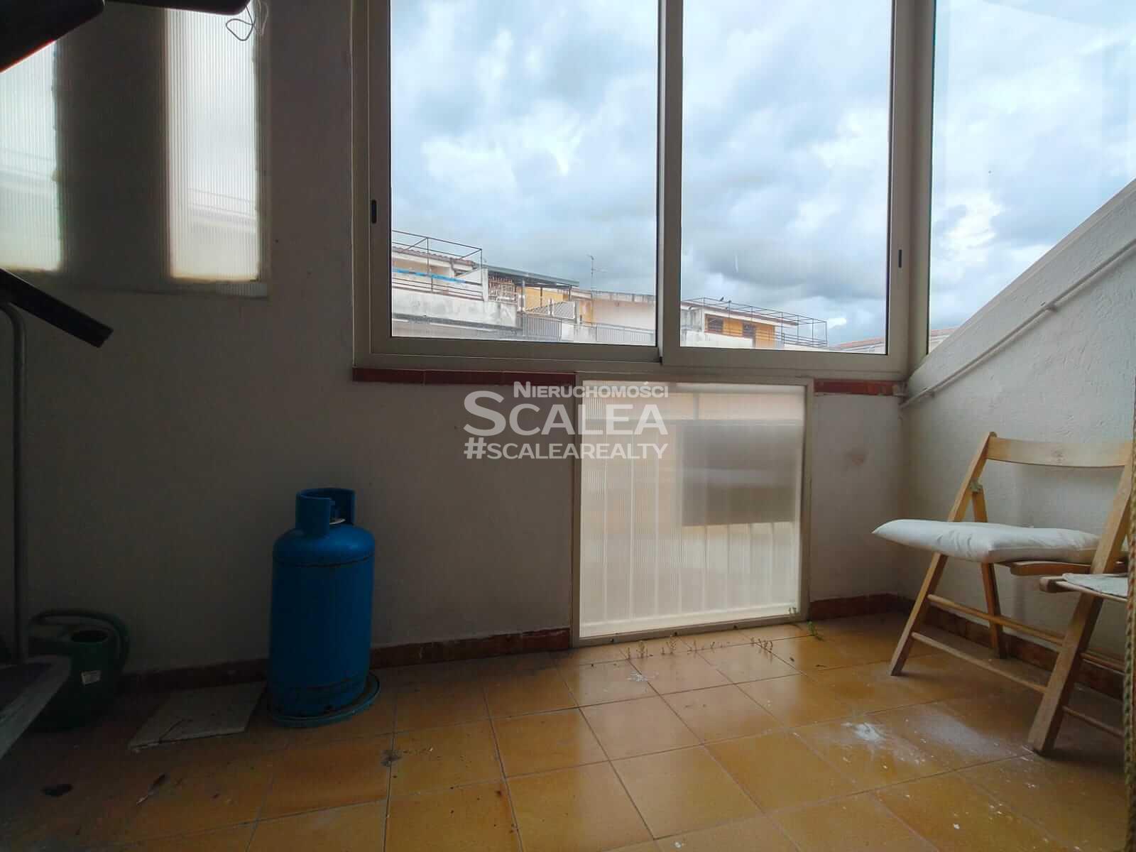 Trzypokojowe mieszkanie z solarium w atrakcyjnej cenie w Scalea