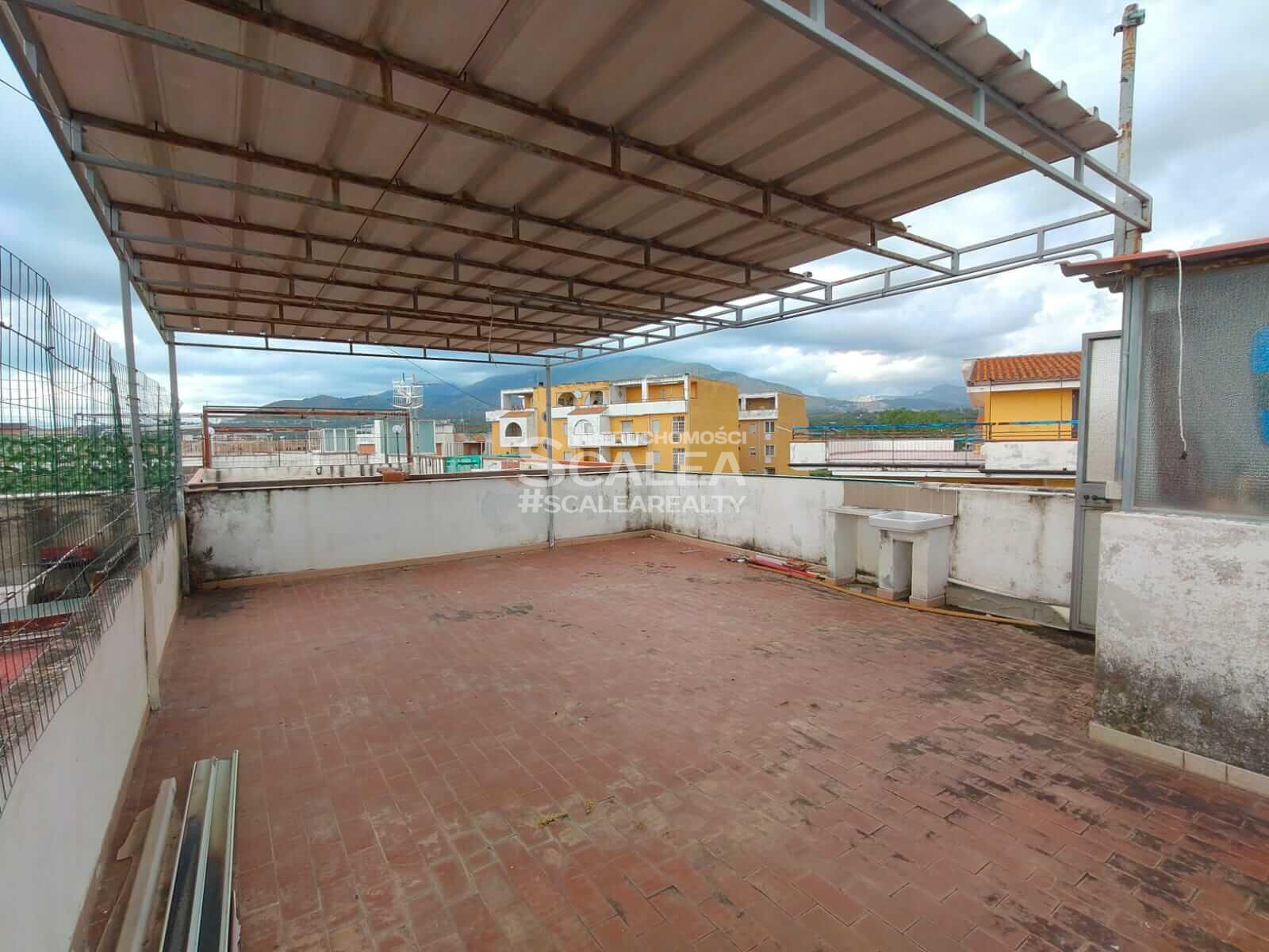 Trzypokojowe mieszkanie z solarium w atrakcyjnej cenie w Scalea