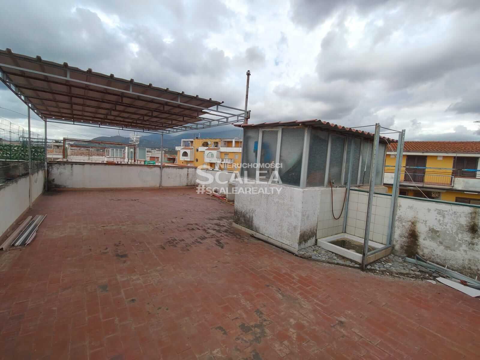 Trzypokojowe mieszkanie z solarium w atrakcyjnej cenie w Scalea