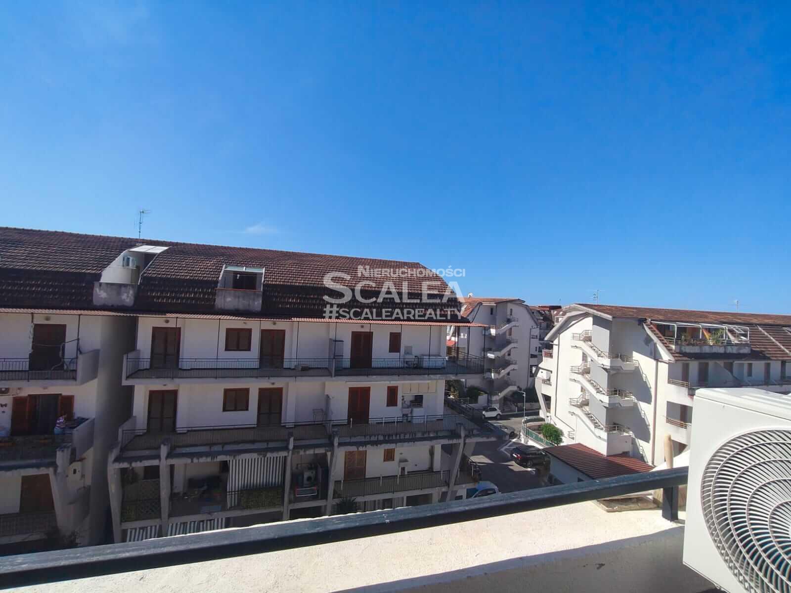 Mieszkanie znajduje się na 5 kondygnacji w Scalea, jest jasne i suche
