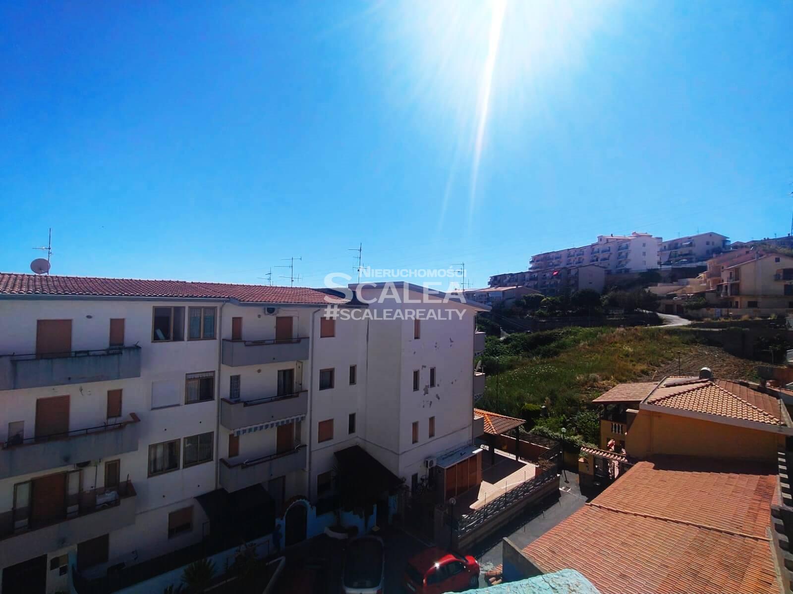 Scalea, mieszkanie trzypokojowe. Panoramiczny widok na morze i 10 minut do plaży