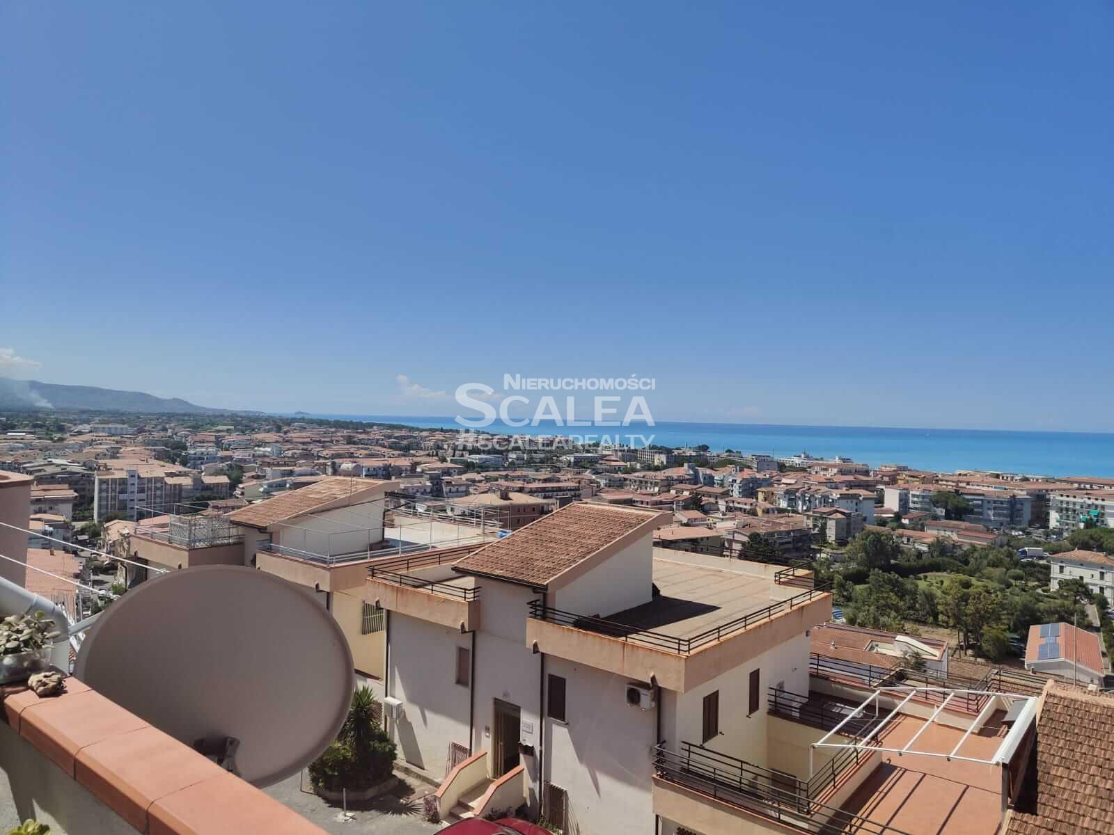 Apartament w Scalea z widokiem na morze, dużym tarasem i remontem