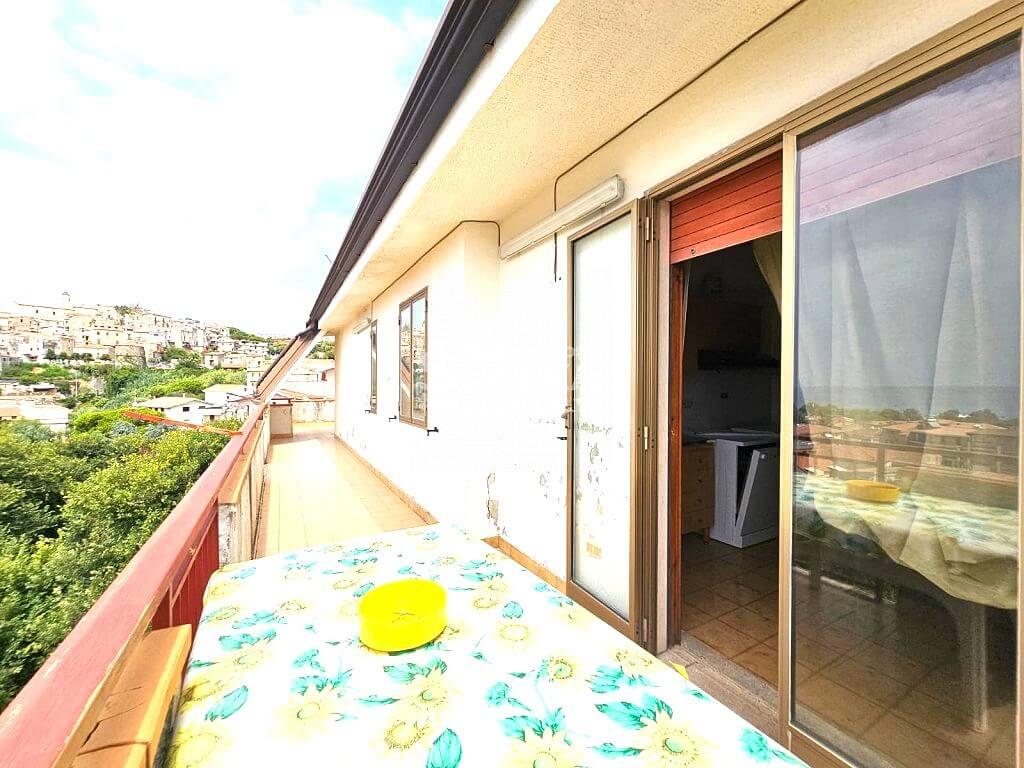 Apartament typu penthouse w centrum Scalea, 80 m2 z widokiem na morze