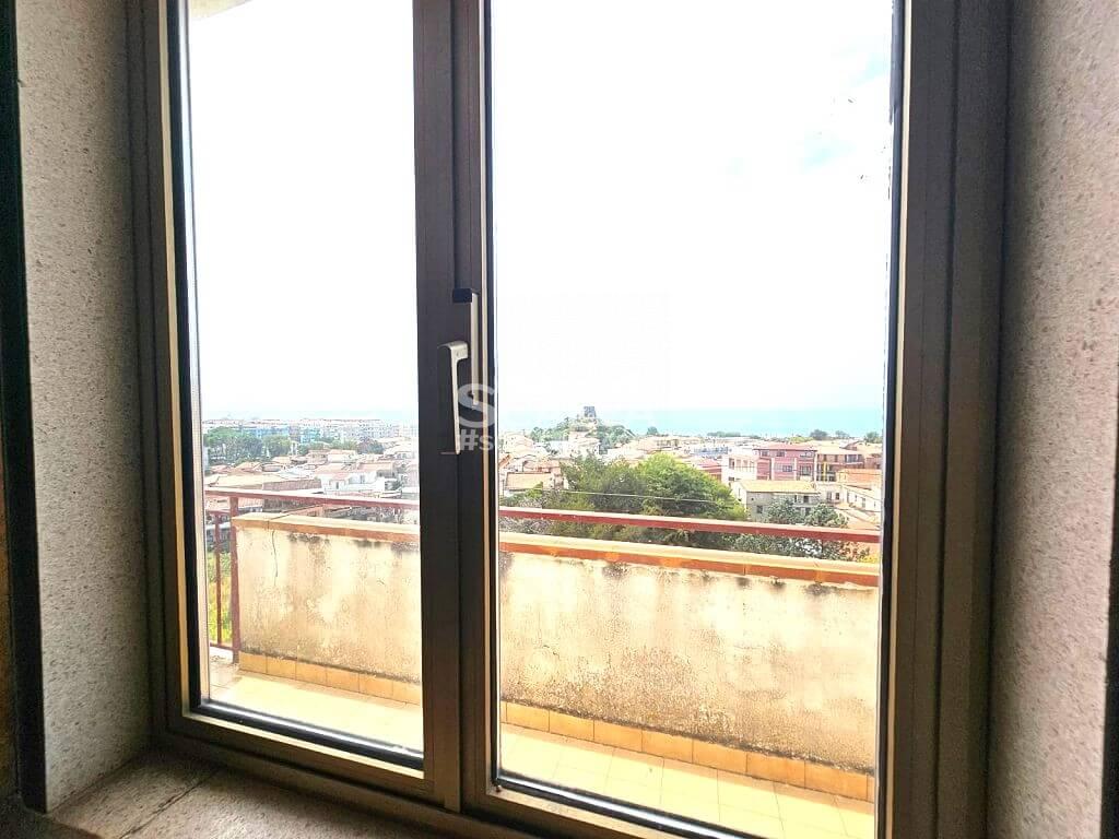 Apartament typu penthouse w centrum Scalea, 80 m2 z widokiem na morze