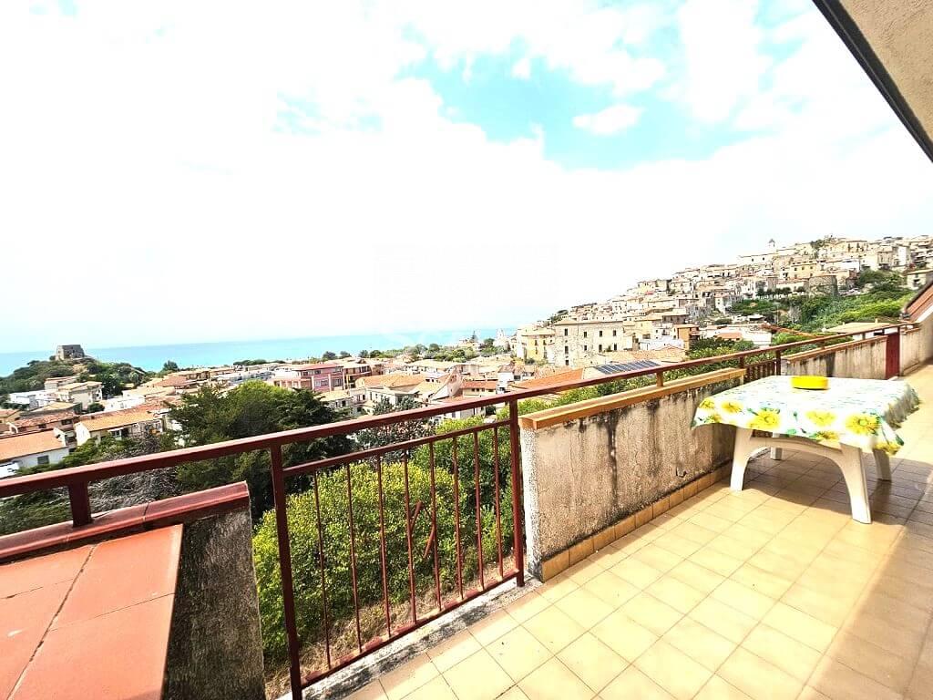 Apartament typu penthouse w centrum Scalea, 80 m2 z widokiem na morze