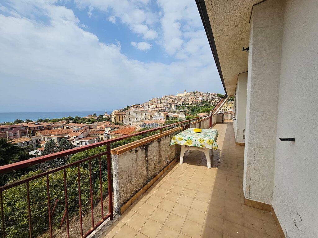 Apartament typu penthouse w centrum Scalea, 80 m2 z widokiem na morze