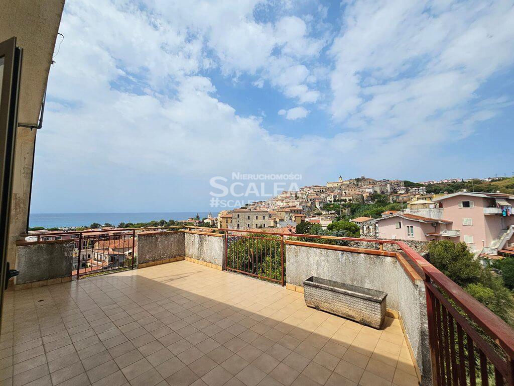 Apartament typu penthouse w centrum Scalea, 80 m2 z widokiem na morze