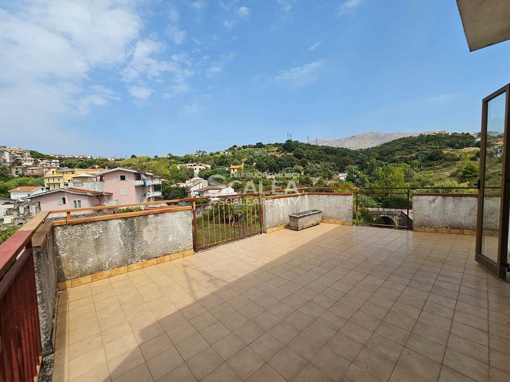 Apartament typu penthouse w centrum Scalea, 80 m2 z widokiem na morze
