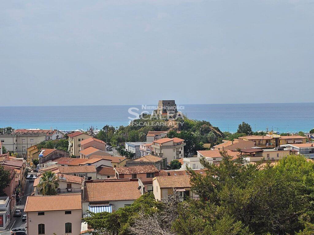 Apartament typu penthouse w centrum Scalea, 80 m2 z widokiem na morze
