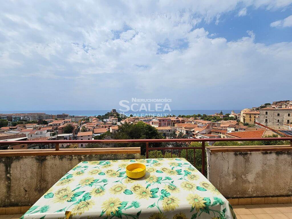 Apartament z garażem, w centrum Scalea, 80 m2 z widokiem na morze