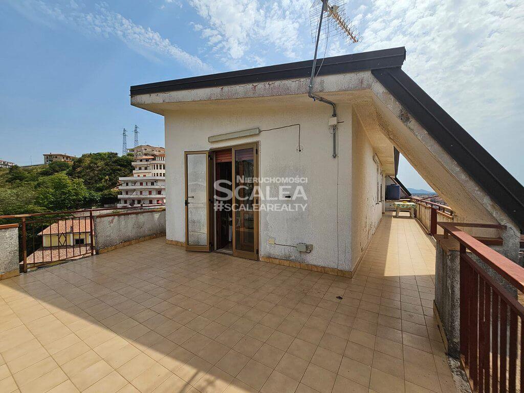 Apartament z garażem, w centrum Scalea, 80 m2 z widokiem na morze